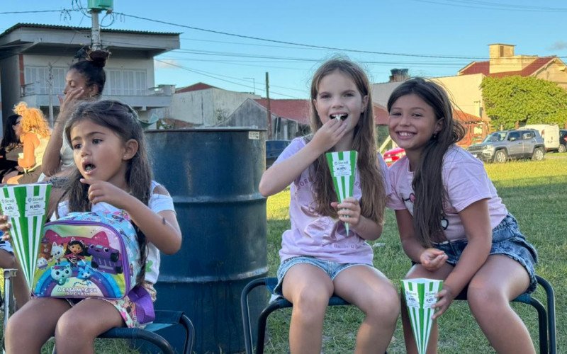 Avenida Ubatuba de Farias se transformou em cinema a céu aberto em Tramandaí e reuniu famílias e amigos próximo à praia