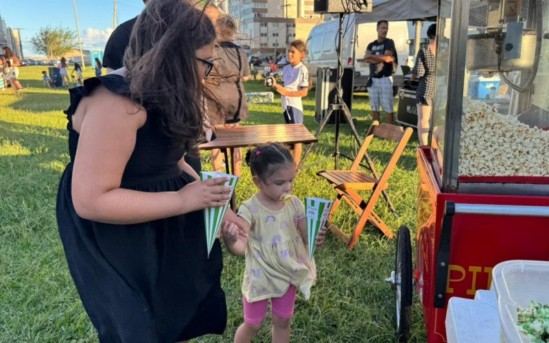Avenida Ubatuba de Farias se transformou em cinema a céu aberto em Tramandaí e reuniu famílias e amigos próximo à praia