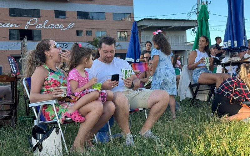 Avenida Ubatuba de Farias se transformou em cinema a céu aberto em Tramandaí e reuniu famílias e amigos próximo à praia