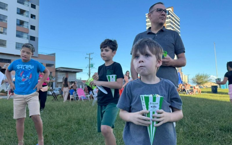Sicredi PicMovie Tramandaí ocorreu na Avenida Ubatuba de Farias e reuniu famílias no cinema ao ar livre