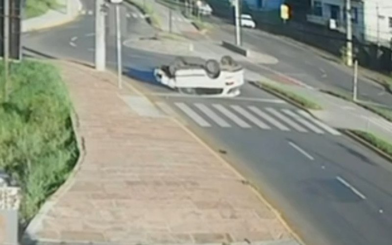 VÍDEO: Homem fica ferido após carro atingir poste e capotar em avenida de Estância Velha