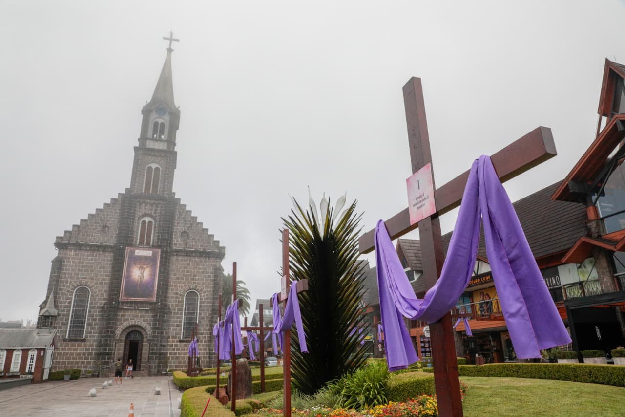 Decoração religiosa com crucifixos para período da Quaresma é instalada na Igreja São Pedro em Gramado