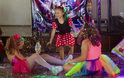 Com muito confete, criançada se diverte no bailinho de carnaval do Cssgapa