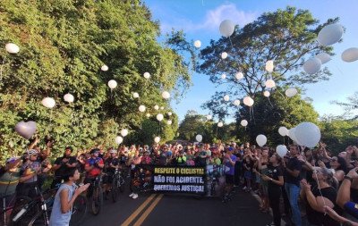 Manifestação reúne centenas de pessoas em homenagem às ciclistas mortas em atropelamento na RS-115