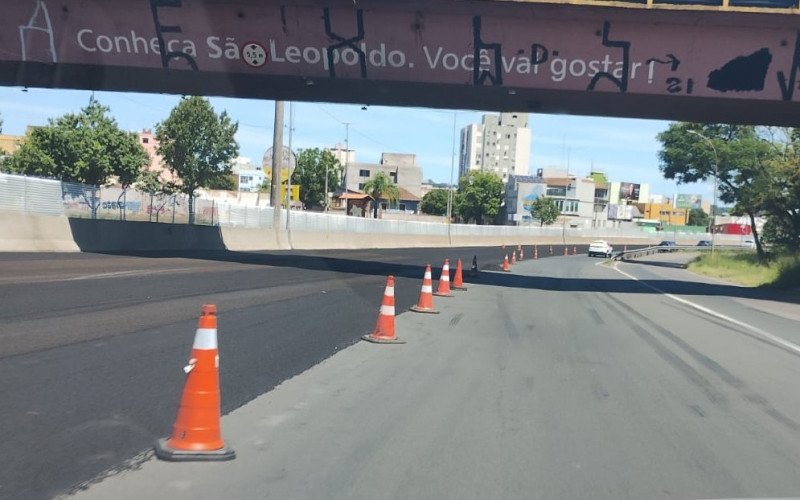 Obras de pavimentação causam redução de faixas na BR-118 em São Leopoldo neste domingo (22/2/26) - na foto o trecho entre as pontes do Sinos e o Viaduto Manoel Luiz Nunes (a elevada sobre a Avenida João Corrêa) no sentido interior-capital
