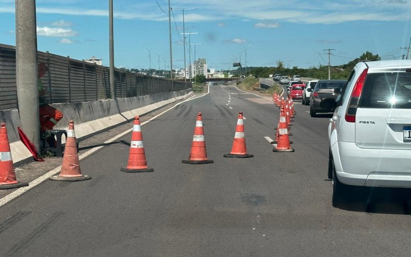 Obras causam restrição de pista na BR-116 em São Leopoldo neste domingo (22/2/26) - na foto, a redução de faixa na ponte sobre o Rio dos Sinos (sentido interior-capital)
