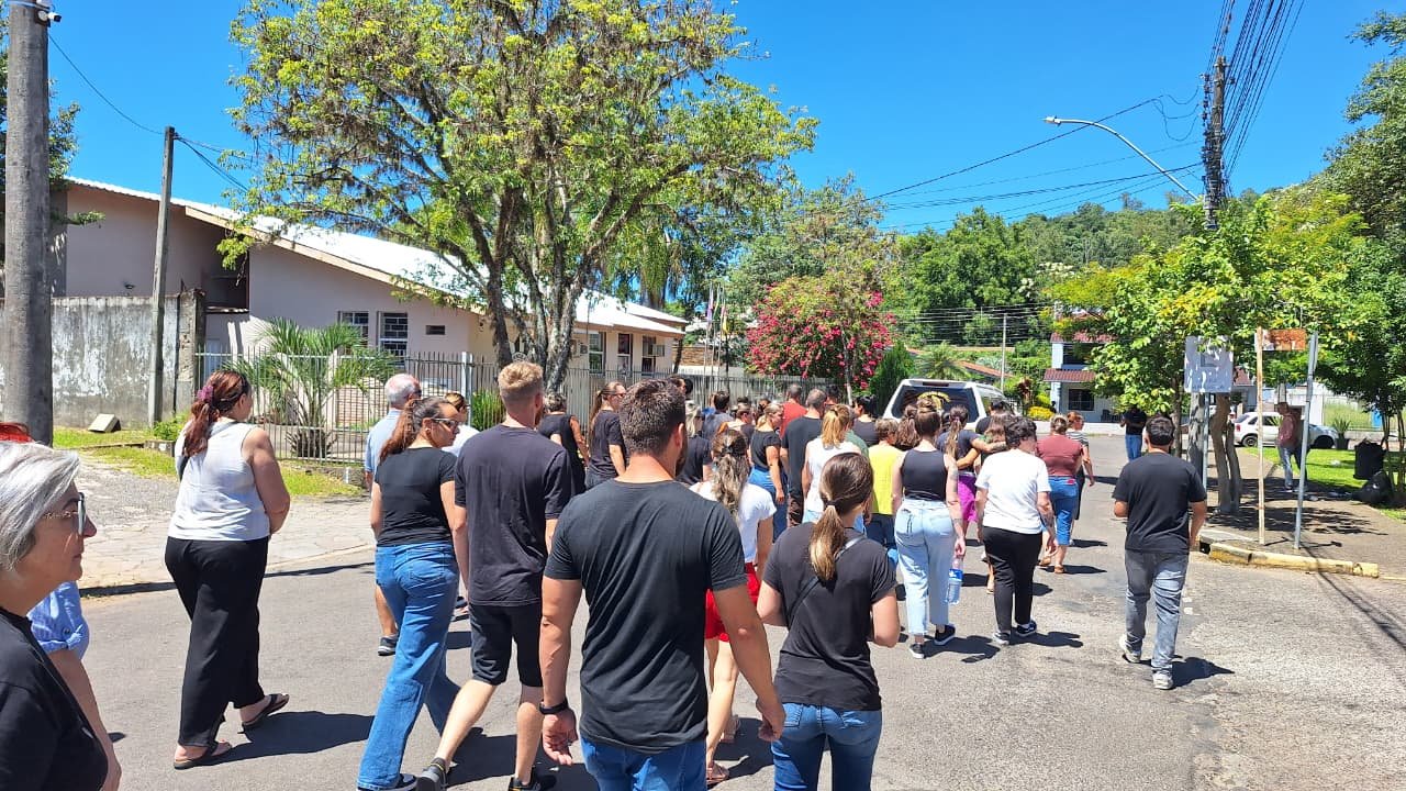 Caminhada silenciosa marca despedida de uma das ciclistas que morreu atropelada por motorista embriagado