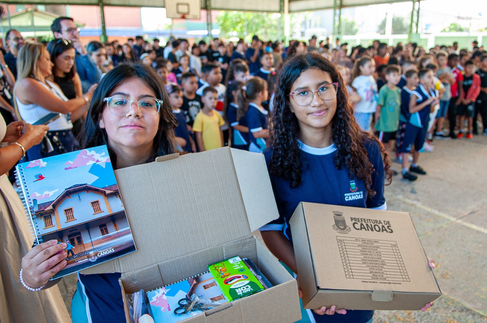 Estudantes do ensino fundamental recebem kits escolares em Canoas