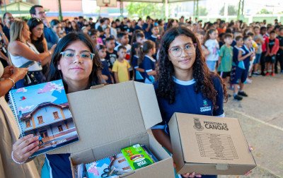 Estudantes do ensino fundamental recebem kits escolares em Canoas