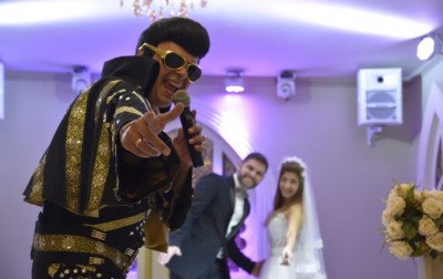 Celebração com Elvis Presley e até personagens medievais: Moradores do RS podem garantir 50% de desconto em casamentos temáticos em Gramado