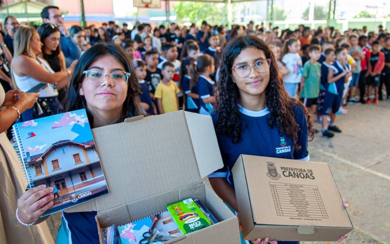 Eestudantes do ensino fundamental recebem kits escolares em Canoas | abc+