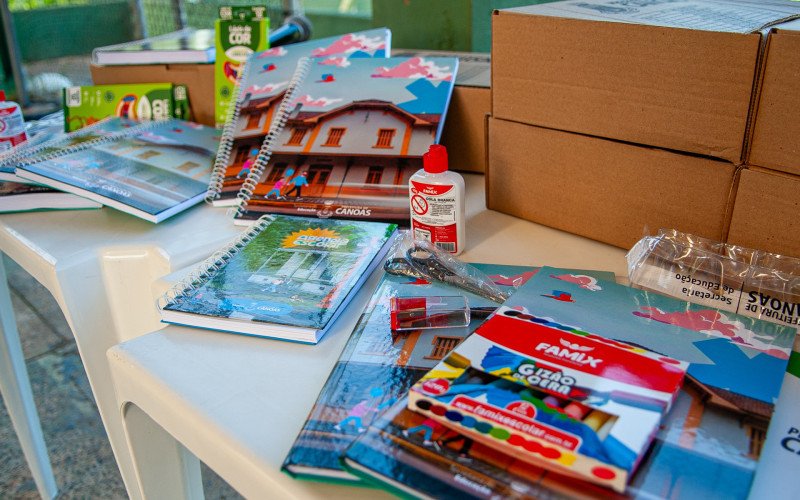 Alunos do ensino fundamental recebem kits escolares em Canoas | abc+