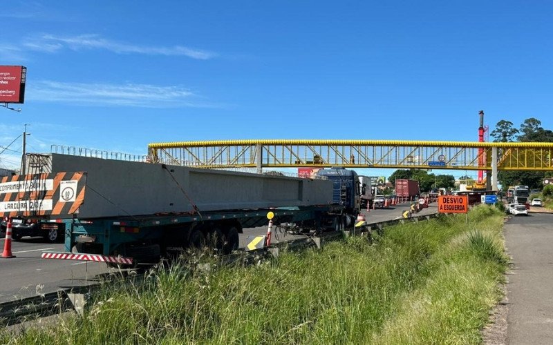 Içamento de vigas em passagem inferior gera caos na BR-116 neste início de semana em Novo Hamburgo