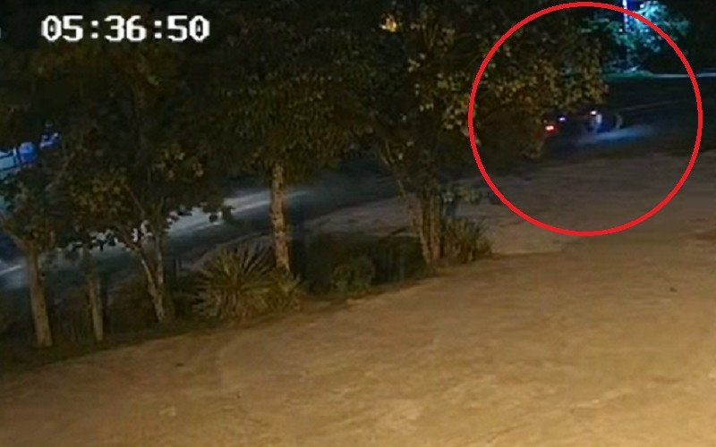 Câmera de segurança mostra o momento em que trio passa pelo acostamento da rodovia | abc+
