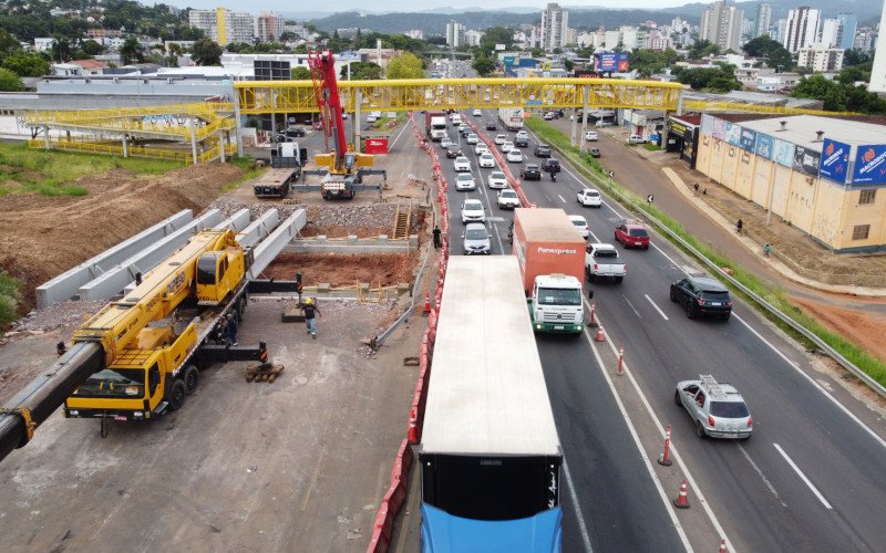Com içamento de vigas em trecho da BR-116, entre o bairro Ideal e Primavera, transito também foi tranqueiras ao longo da segunda-feira