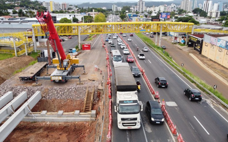 Com içamento de vigas em trecho da BR-116, entre o bairro Ideal e Primavera, transito também foi tranqueiras ao longo da segunda-feira