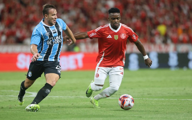 Carbonero tentando passar por Arthur no primeiro Gre-Nal da temporada | abc+