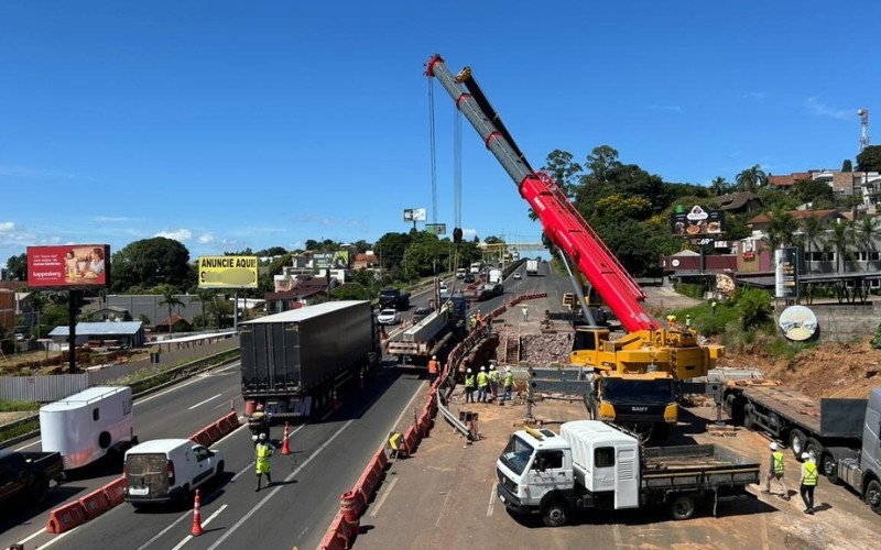 Içamento de vigas em passagem inferior gera caos na BR-116 neste início de semana em Novo Hamburgo