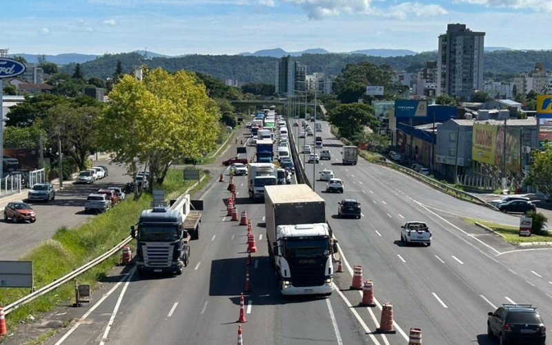 Içamento de vigas em passagem inferior gera caos na BR-116 neste início de semana em Novo Hamburgo | abc+