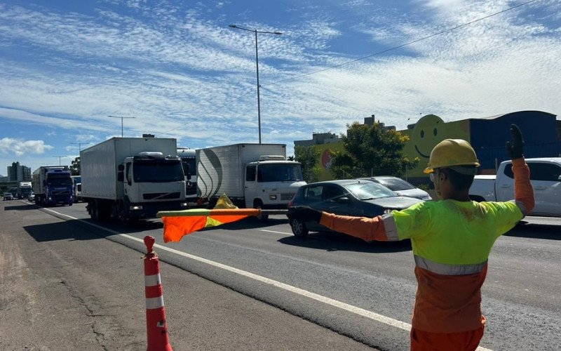 Içamento de vigas em passagem inferior gera caos na BR-116 neste início de semana em Novo Hamburgo