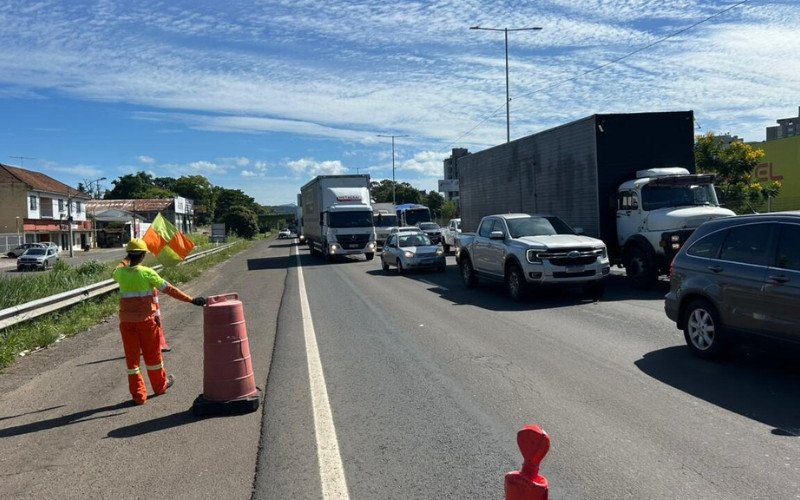 Içamento de vigas em passagem inferior gera caos na BR-116 neste início de semana em Novo Hamburgo