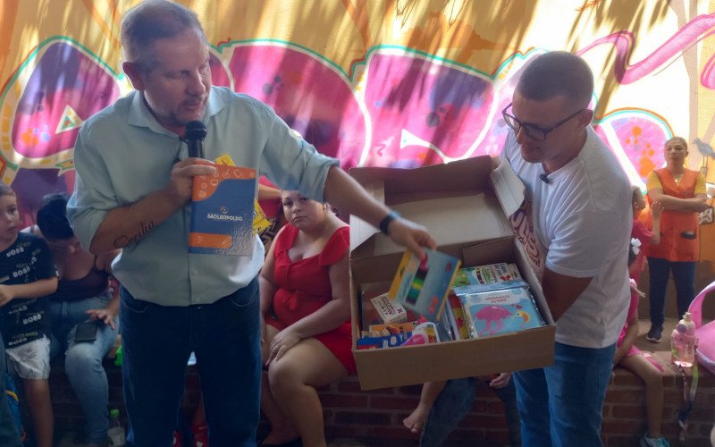 Prefeito Heliomar Franco e o secretário de Educação, Jéferson Falcão apresentando o Kit de Material Escolar