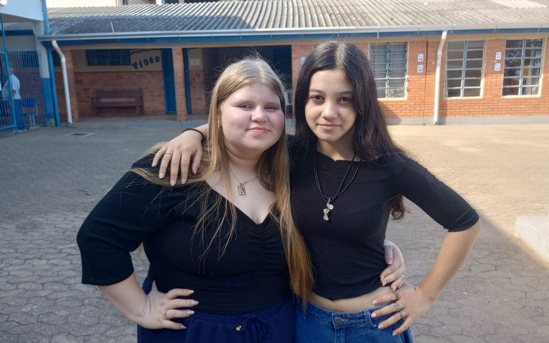 Antônia Schmidt e Isadora dos Santos, alunas do último ano da EMEF Olímpio Vianna Albrecht