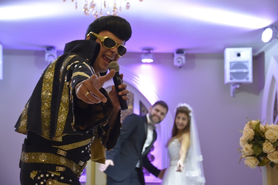 Celebração com Elvis Presley e até personagens medievais: Moradores do RS podem garantir 50% de desconto em casamentos temáticos em Gramado