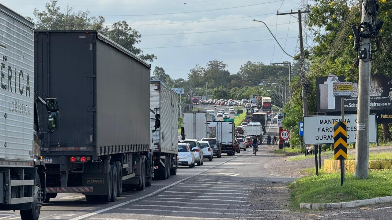 Caos no fim da tarde: obras travam BR-116, RS-240 e RS-239 e geram congestionamento quilométrico