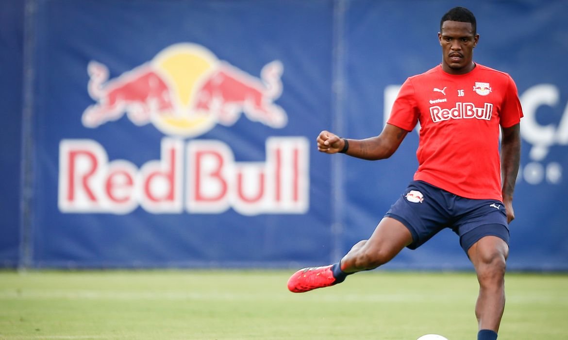 Red Bull Bragantino multa zagueiro após fala machista contra árbitra