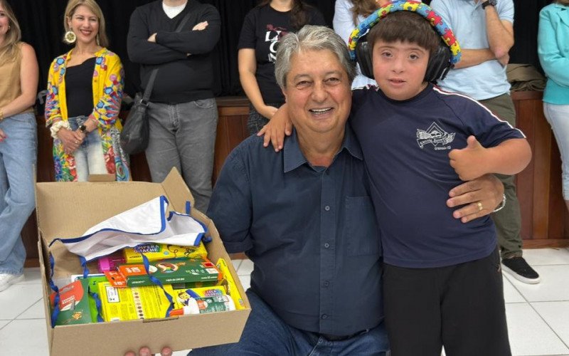 Volta às aulas no ensino fundamental contou com prefeito Nestor Tissot oficializando a entrega de kits escolares