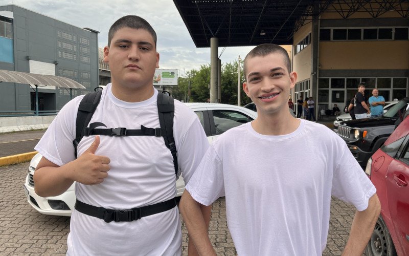 Os amigos Erick Bruno Evangelista da Silva e Vitor Gabriel Scherer embarcaram juntos à missão de servir a pátria | abc+