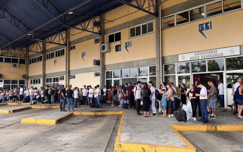 Somente nessa segunda-feira (24), em torno de 250 jovens de Novo Hamburgo embarcaram para servir em quartéis de Santa Maria