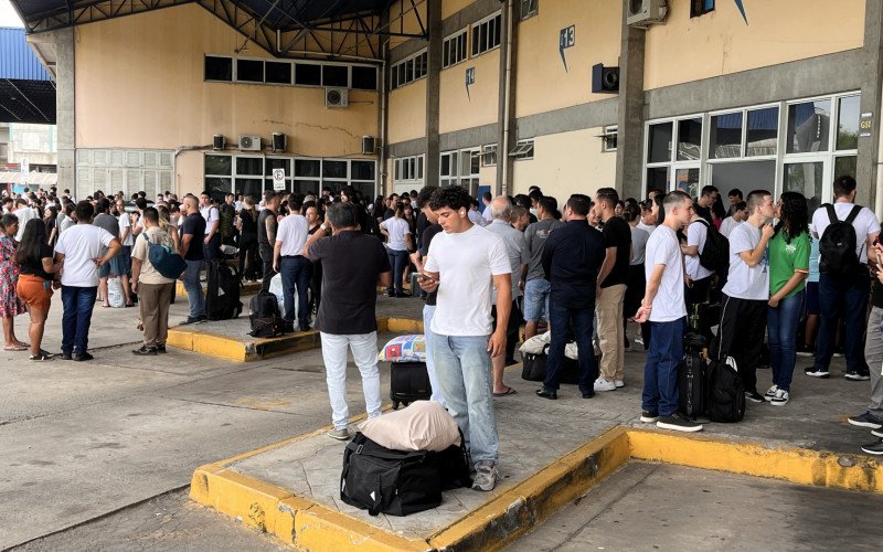 Somente nessa segunda-feira (24), em torno de 250 jovens de Novo Hamburgo embarcaram para servir em quartéis de Santa Maria