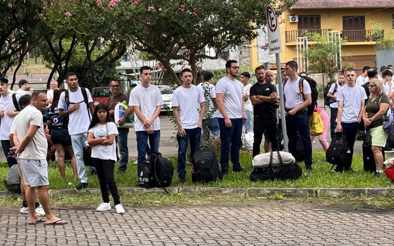 Somente nessa segunda-feira (24), em torno de 250 jovens de Novo Hamburgo embarcaram para servir em quartéis de Santa Maria