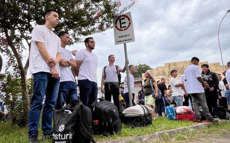 Somente nessa segunda-feira (24), em torno de 250 jovens de Novo Hamburgo embarcaram para servir em quartéis de Santa Maria