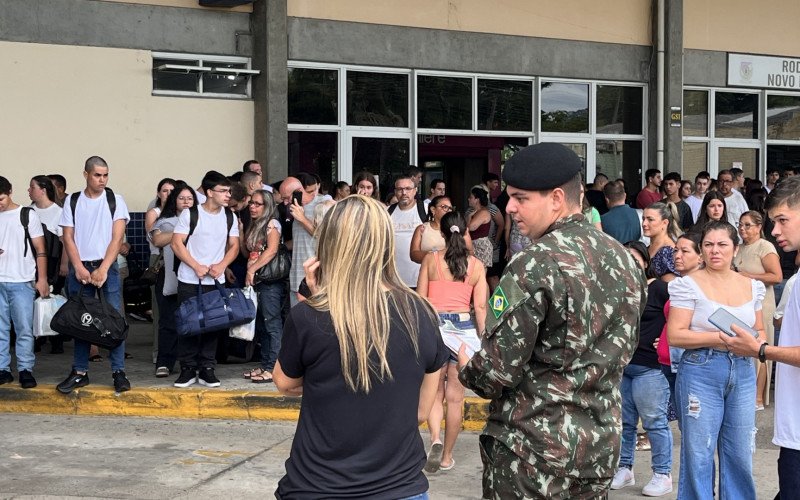 Em torno de 250 jovens de Novo Hamburgo embarcaram nesta terça-feira para servir em quartéis de Santa Maria
