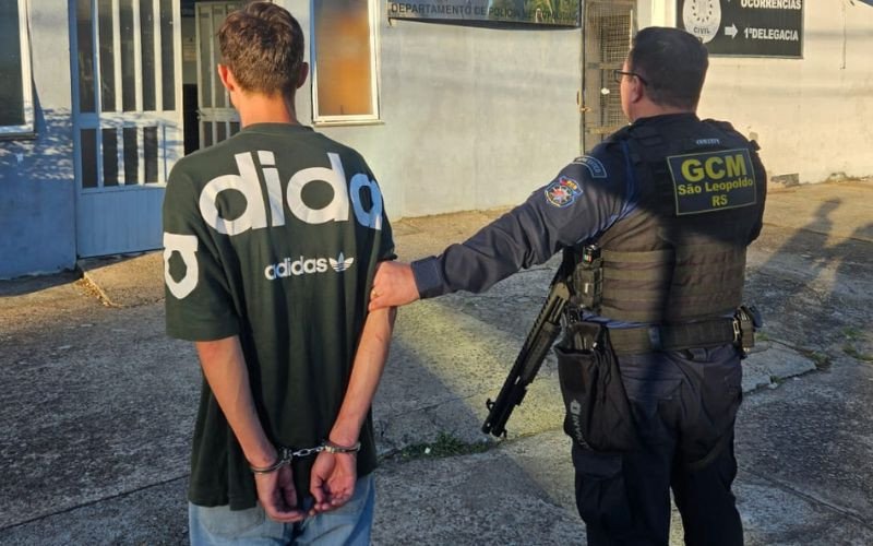 Homem estrangula companheira, briga com segurança de condomínio e acaba preso em São Leopoldo | abc+