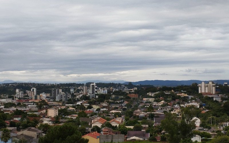 Nesta terça-feira (24), sol pode até aparecer com nuvens em algumas localidades, mas presença da nebulosidade será maior | abc+