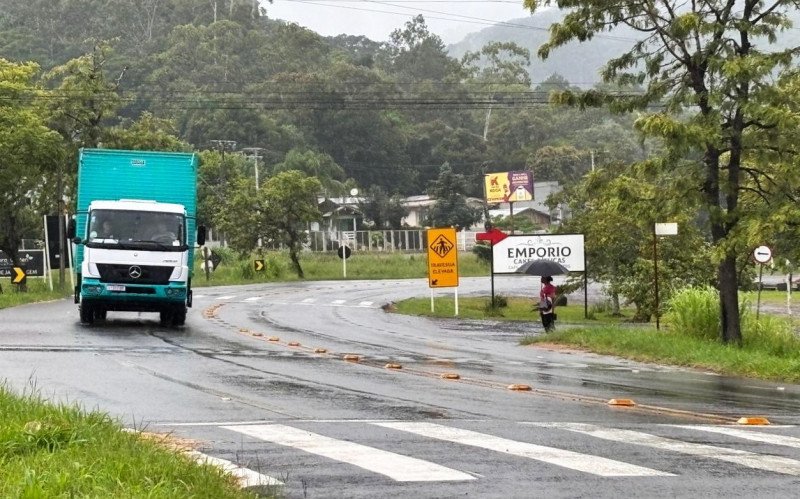 Mulher atravessa a RS-115 sem usar faixas de segurança próximas ao local | abc+