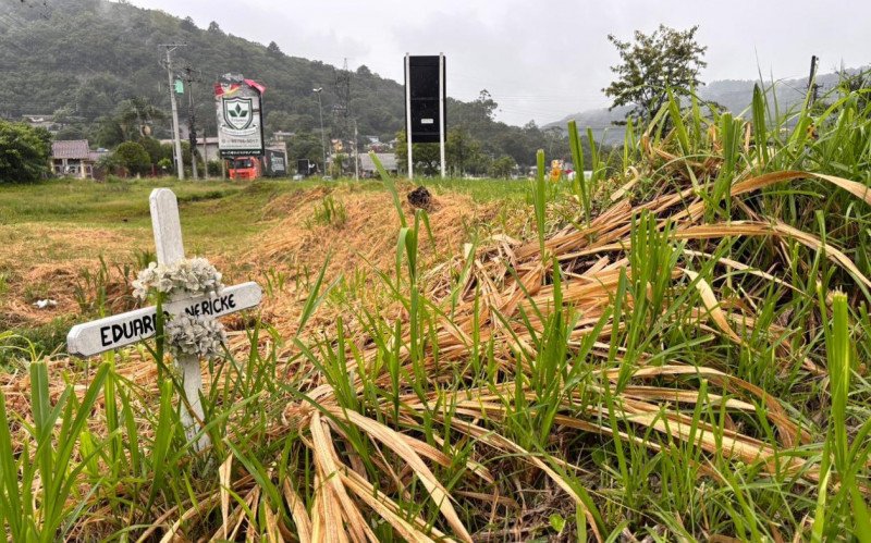 Cruz em memória de vítima ao longo da RS-115 | abc+
