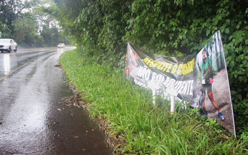 Local onde ciclistas foram atropelados e mortos conta com homenagens e pedido por justiça