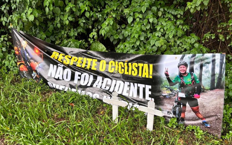 Local onde ciclistas foram atropelados e mortos conta com homenagens e pedido por justiça