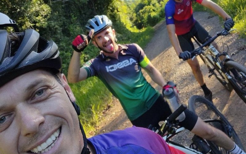 Isac Ribeiro (no centro) eram o mais animado dos pedais e sempre aprontava pegadinhas para os amigos | abc+