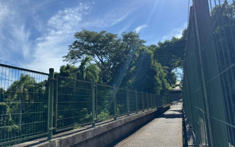 Passarela passa por uma área que preserva a mata atlântica