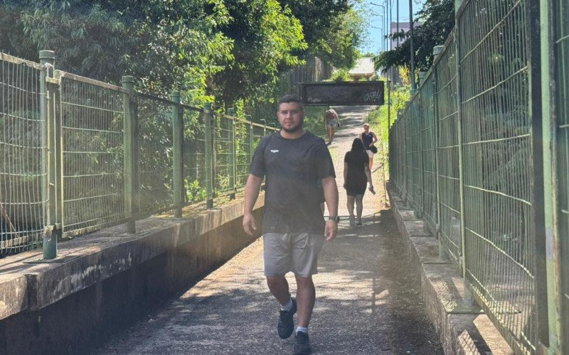 Passarela passa por uma área que preserva a mata atlântica