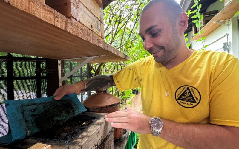 Marcos Gonchoroski com suas caixas onde cria as várias espécies de abelhas sem ferrão