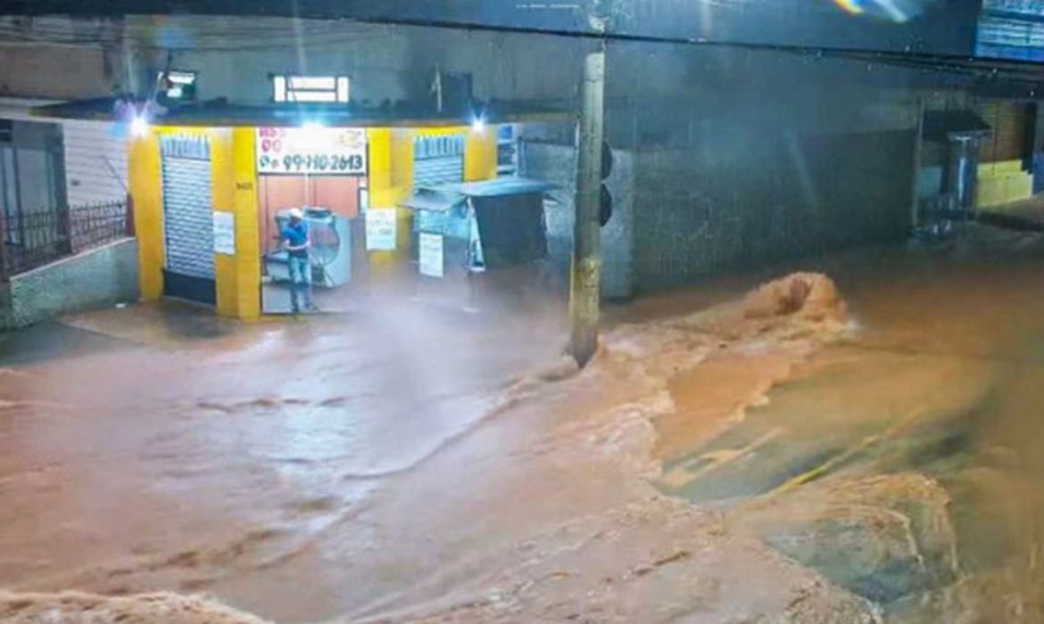Sobe para 22 o total de mortos pela chuva em Juiz de Fora e Ubá