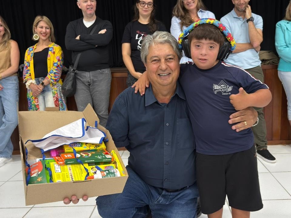 Prefeitura de Gramado realiza entrega de 6,5 mil kits de material escolar