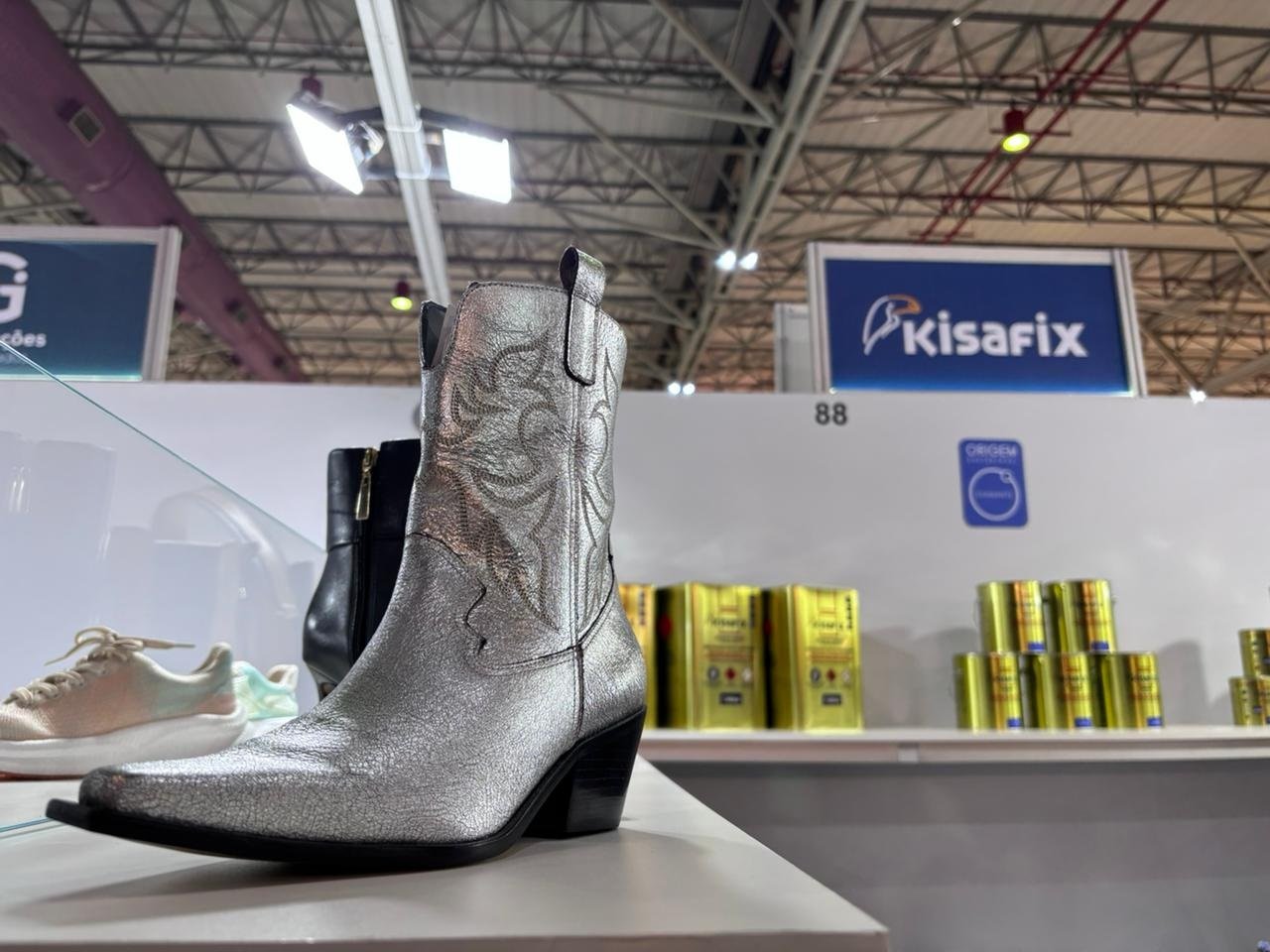 Kisafix apresenta sua linha completa para a indústria na Fimec 2026